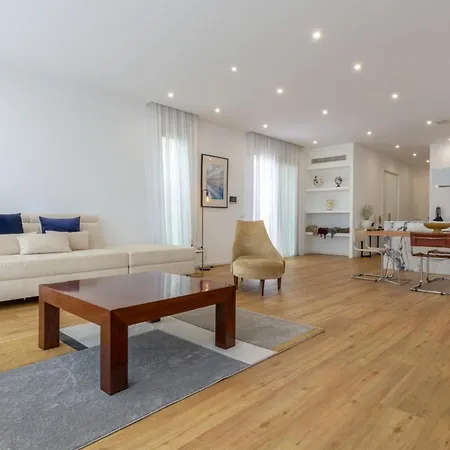 Entire Villa, Bay Views, Private Rooftop & Bbq