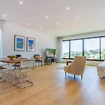 Villa Entire Villa, Bay Views, Private Rooftop & Bbq