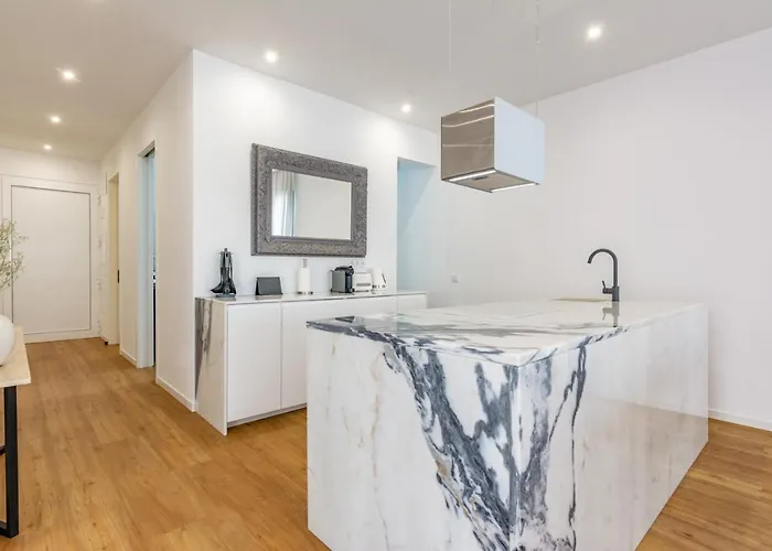 Entire Villa, Bay Views, Private Rooftop & Bbq