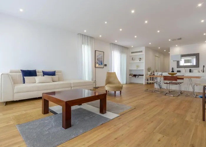 Entire Villa, Bay Views, Private Rooftop & Bbq