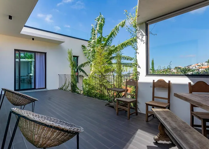 Entire Villa, Bay Views, Private Rooftop & Bbq *