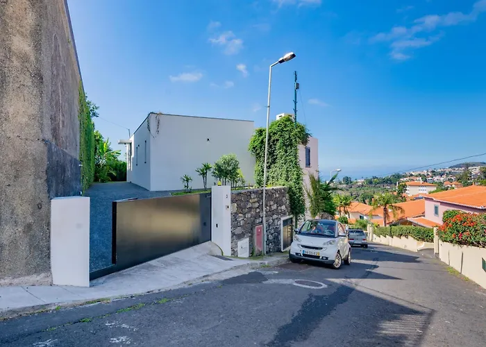 Entire Villa, Bay Views, Private Rooftop & Bbq