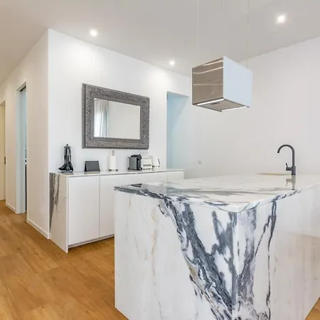 Entire Villa, Bay Views, Private Rooftop & Bbq