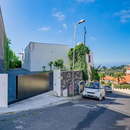 Entire Villa, Bay Views, Private Rooftop & Bbq